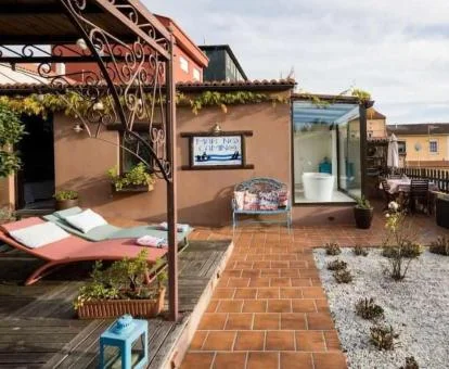 Zona exterior privada de esta casa independiente con tumbonas.