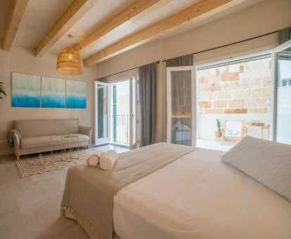 Una de las amplias habitaciones con terraza de este hotel boutique.