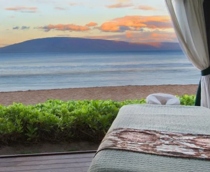 Sala para masajes y tratamientos con vistas al mar del hotel.