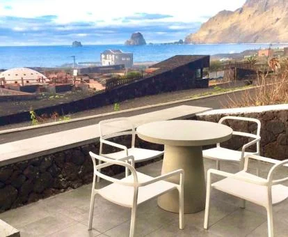 Terraza con comedor exterior y preciosas vistas de esta villa independiente.