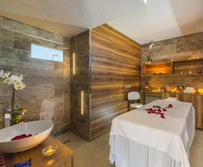 Sala para masajes y tratamientos del centro de bienestar del hotel.