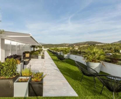 Fabulosa terraza con mobiliario exterior y vistas a la naturaleza de este complejo de apartamentos.