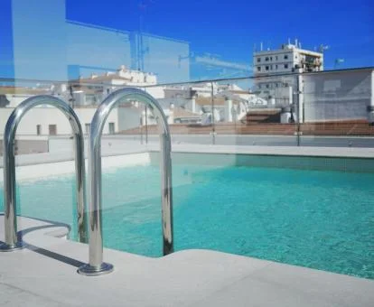Maravillosa piscina con vistas a los alrededores de este complejo de apartamentos.