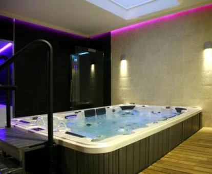 Gran jacuzzi de la zona de bienestar del hotel.