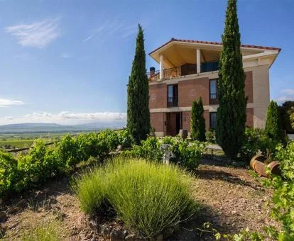 Precioso hotel romántico rodeado de jardines.