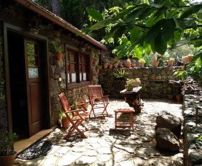 Coqueta casa rodeada de vegetación con zona exterior privada.