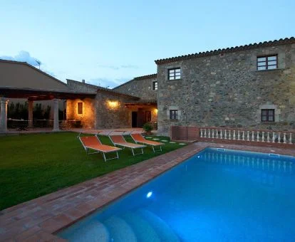 Edificio de piedra de este hotel rural con piscina y zonas exteriores.