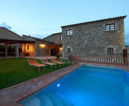 Zona exterior con piscina y solarium de este hotel boutique rural.