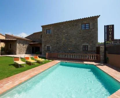 Terraza con piscina exterior de este hotel con encanto.