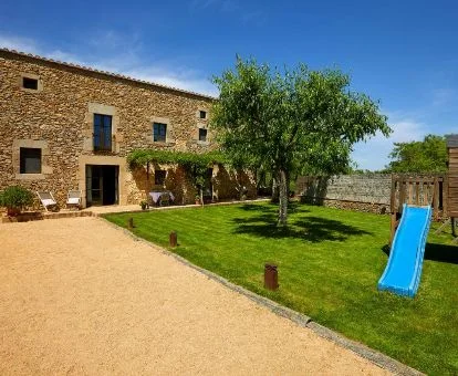 Establecimiento rural con amplios jardines y zonas exteriores.