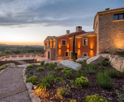 Precioso hotel con zonas exteriores y fabulosas vistas.