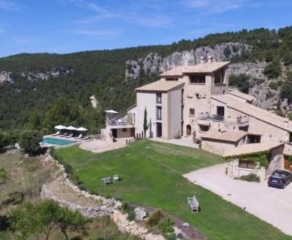 Edificio de este maravilloso hotel en un tranquilo entorno para desconectar del bullicio.