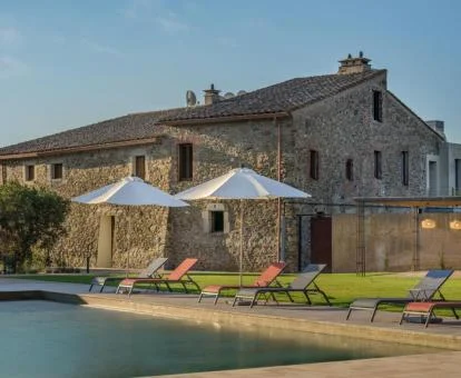 Coqueto hotel boutique rural con una amplia piscina al aire libre.