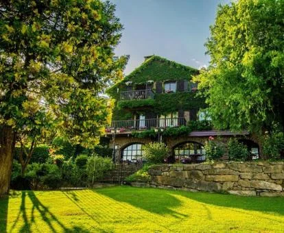 Hermoso edificio de este hotel rural con amplios jardines.