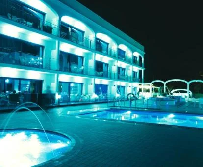 Precioso hotel con encanto con piscinas exteriores.