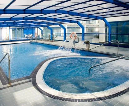 Zona de aguas del centro de bienestar del hotel.