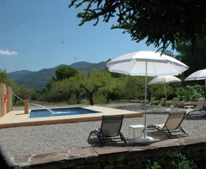 Agradable zona exterior con piscina rodeada de naturaleza.