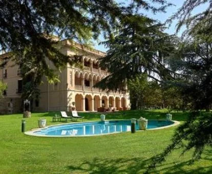 Elegante edificio con amplios jardines y piscina del hotel.