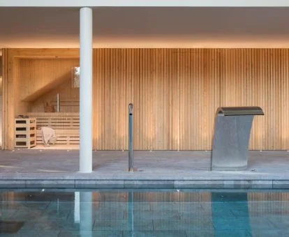 Piscina cubierta y sauna del centro de spa de este precioso hotel rural.
