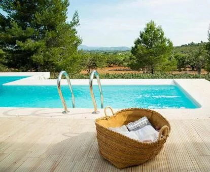 Preciosa piscina rodeada de naturaleza de este hotel con encanto.