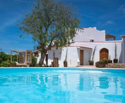 Edificio de este hotel rural con piscina al aire libre.