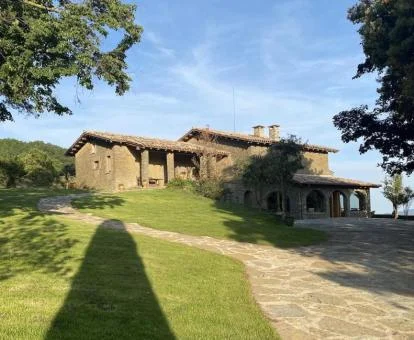 Coqueta masía de estilo tradicional rodeada de jardines con fabulosas vistas a los alrededores.