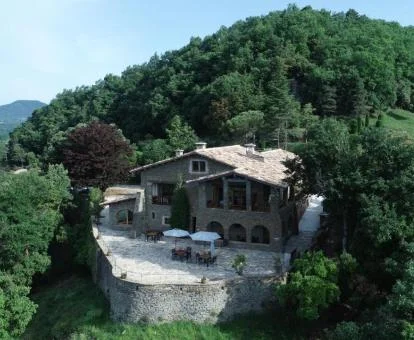 Precioso edificio de este hotel rural enclavado en la montaña.