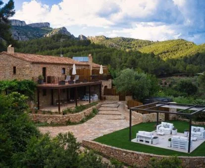 Maravilloso hotel con encanto rodeado de montañas.