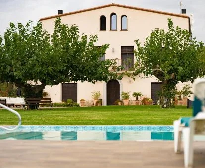 Alojamiento rural con amplios jardines y piscina al aire libre.
