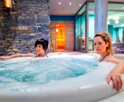 Pareja disfrutando del jacuzzi del spa del hotel.