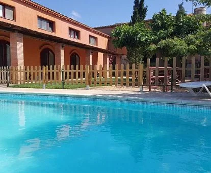 Edificio de este hotel rural con piscina exterior en un tranquilo entorno rural.