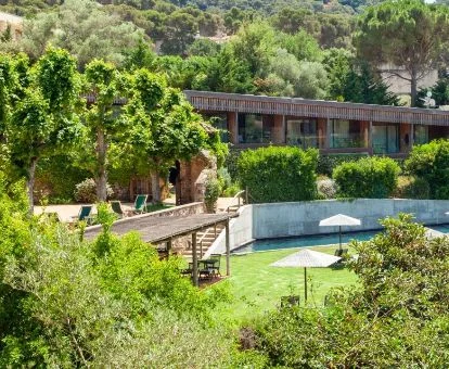 Hermoso hotel rural en medio de la naturaleza con zonas exteriores.