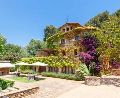 Edificio de este precioso hotel rural rodeado de jardines.