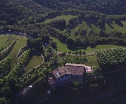 Vista aérea de este hotel rural perfecto para disfrutar de unas vacaciones en el campo.