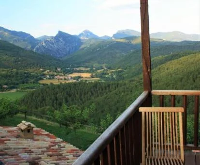 Balcón con espectaculares vistas a las montañas de una de las habitaciones del hotel.