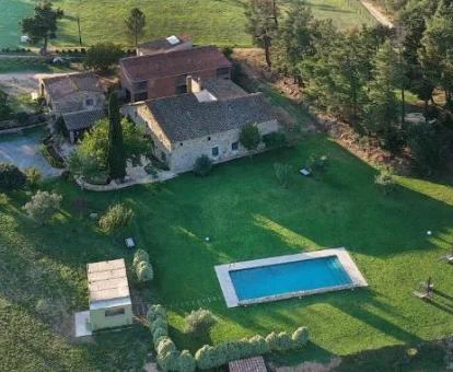 Vista aérea de este acogedor hotel boutique rodeado de naturaleza.