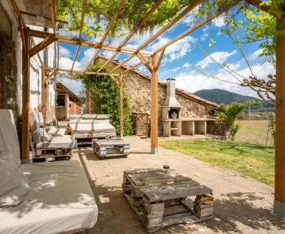 Preciosa zona exterior con terraza y jardín de este hotel con encanto.