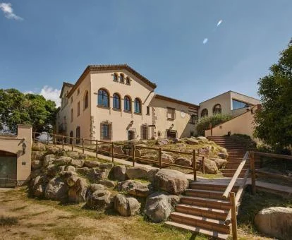 Hermoso edificio de este hotel boutique rural con zonas exteriores.