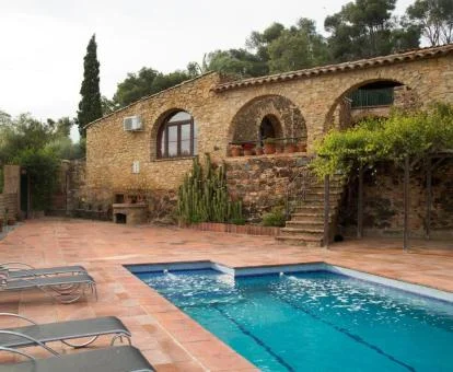 Agradable zona exterior con piscina y solarium de este hotel boutique.