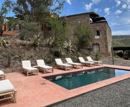 Edificio de este acogedor hotel boutique con zona exterior y piscina.