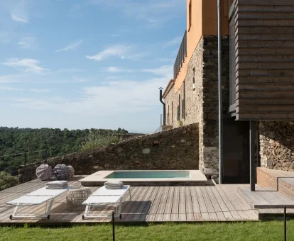 Acogedora zona exterior con piscina y vistas a la naturaleza en este bonito hotel rural.