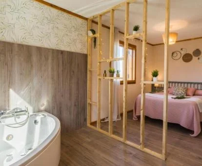 Dormitorio con jacuzzi privado cerca de la cama del apartamento deluxe.