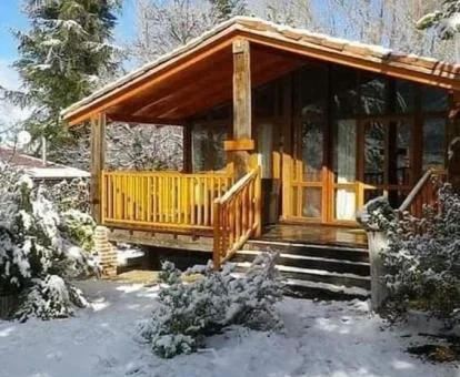 Uno de los preciosos apartamentos independientes rodeado de nieve de este establecimiento rural.