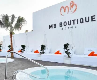 Terraza solarium con jacuzzis exteriores de este hotel con encanto.