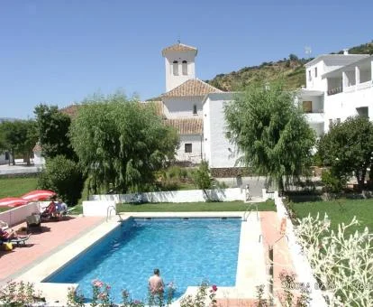Hermoso hotel boutique rural con amplios jardines y piscina.