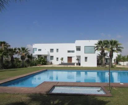 Hermoso cortijo con gran extensión de jardines y piscina exterior.