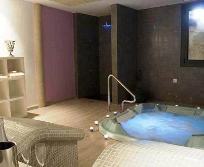 Acogedora zona de bienestar con jacuzzi de este hotel boutique.
