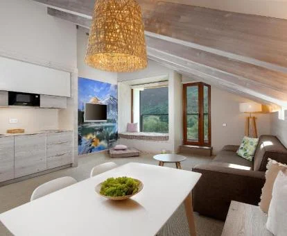 Interior de uno de los amplios y luminosos apartamentos con jacuzzi privado del establecimiento.