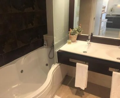 Baño con bañera de hidromasaje privada del apartamento superior del establecimiento.