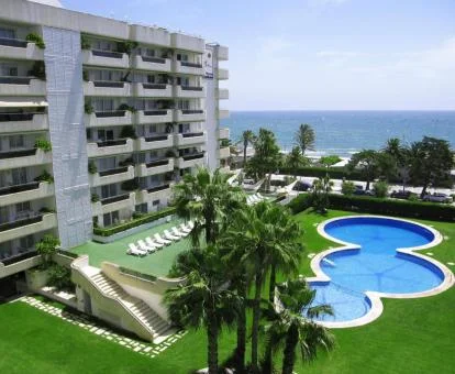 Coqueto hotel con amplias zonas exteriores y piscina muy cerca del mar.